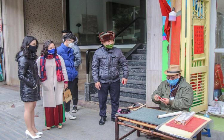 Sĩ tử xếp hàng 'vái vọng', xin chữ đầu năm bên ngoài Văn Miếu ảnh 12