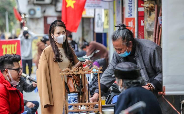 Sĩ tử xếp hàng 'vái vọng', xin chữ đầu năm bên ngoài Văn Miếu ảnh 13