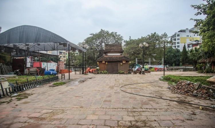 Sĩ tử xếp hàng 'vái vọng', xin chữ đầu năm bên ngoài Văn Miếu ảnh 2