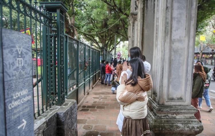 Sĩ tử xếp hàng 'vái vọng', xin chữ đầu năm bên ngoài Văn Miếu ảnh 3