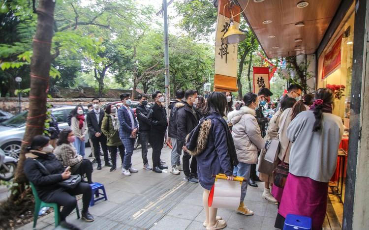 Sĩ tử xếp hàng 'vái vọng', xin chữ đầu năm bên ngoài Văn Miếu ảnh 4