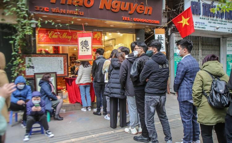 Sĩ tử xếp hàng 'vái vọng', xin chữ đầu năm bên ngoài Văn Miếu ảnh 5