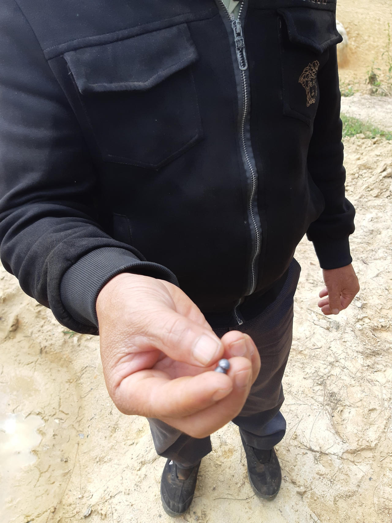 Điều tra vụ dùng súng hơi bắn thủng áo cán bộ bảo vệ rừng 