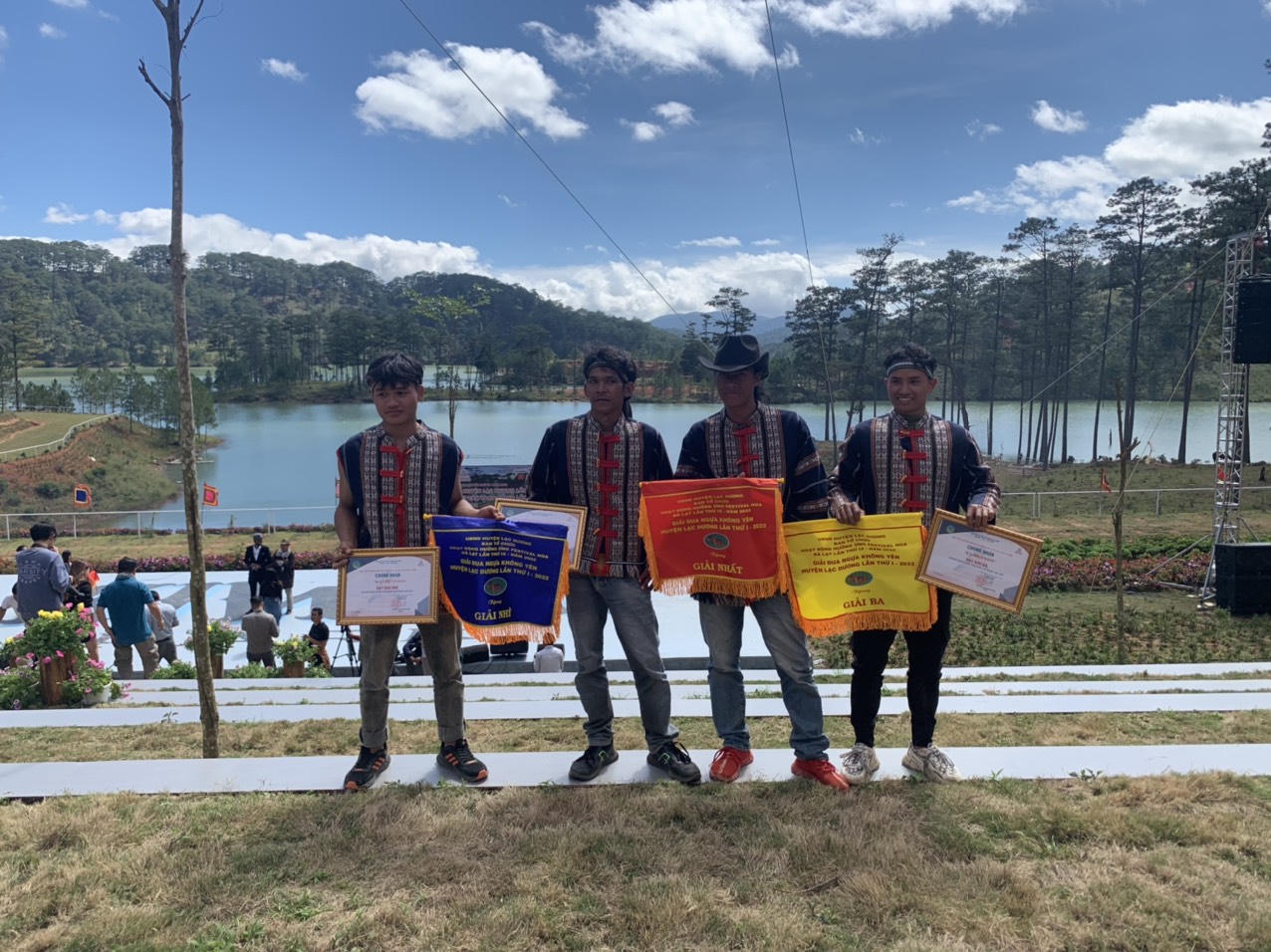 Mãn nhãn ngắm ngựa tung vó trên 'nóc nhà' Tây Nguyên