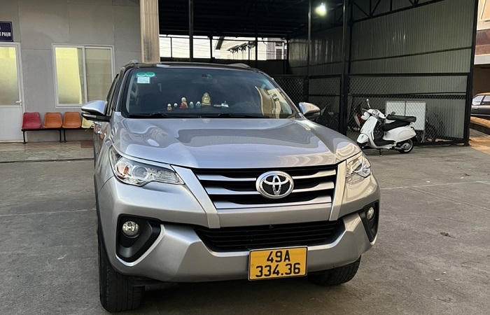 Tài xế nói gì khi văng tục, ném hành lý của hành khách xuống đường?