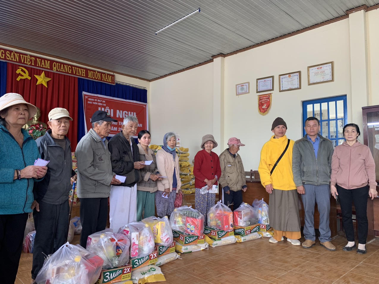 Những phần quà Tết sưởi ấm tình người