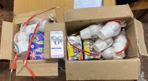 Dùng tài khoản facebook “ảo” buôn bán pháo hoa