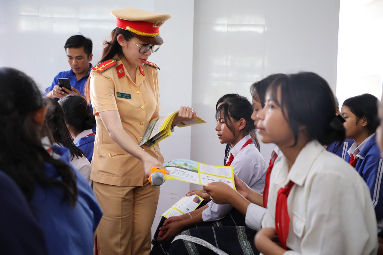 Mang “Xuân yêu thương” đến với trẻ em, người nghèo Lâm Đồng