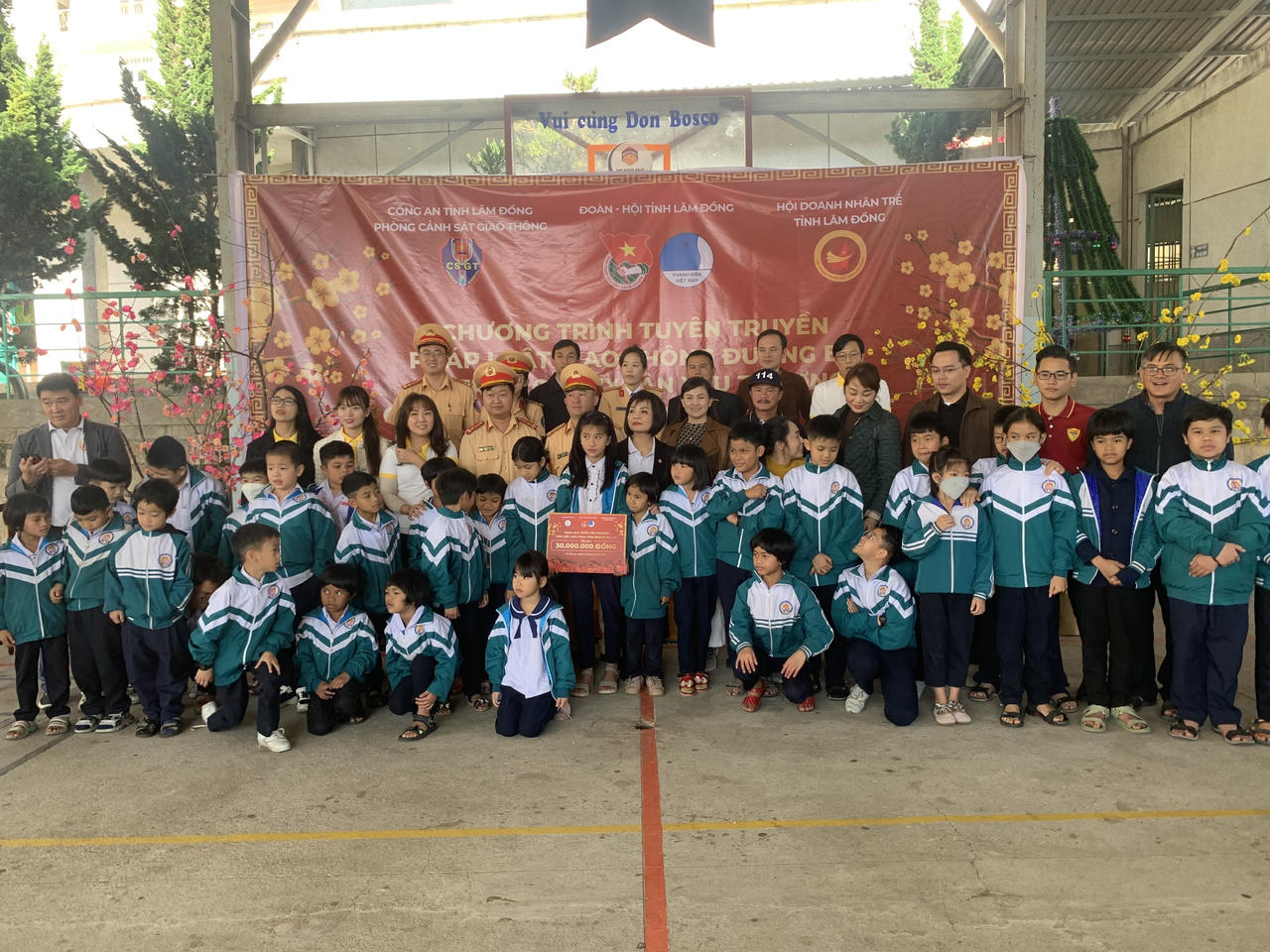 Mang “Xuân yêu thương” đến với trẻ em, người nghèo Lâm Đồng