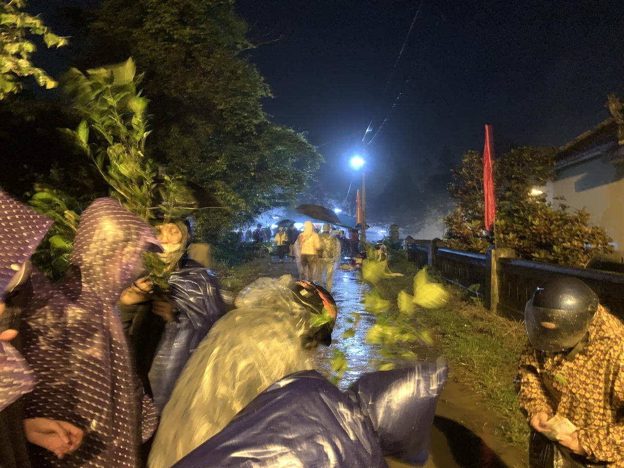 Đội mưa cầu may ở phiên chợ Tết mở cửa lúc rạng sáng