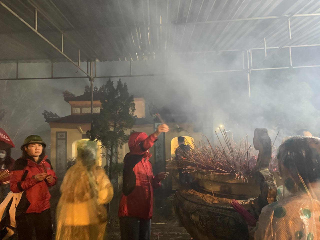 Đội mưa cầu may ở phiên chợ Tết mở cửa lúc rạng sáng