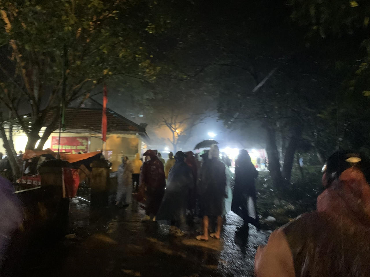 Đội mưa cầu may ở phiên chợ Tết mở cửa lúc rạng sáng