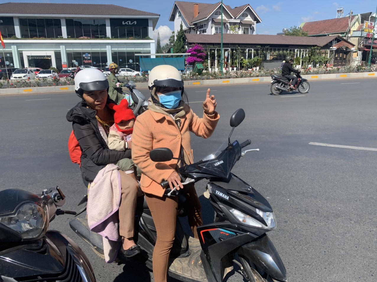 Người dân bỡ ngỡ ngày đầu đóng đèo Prenn