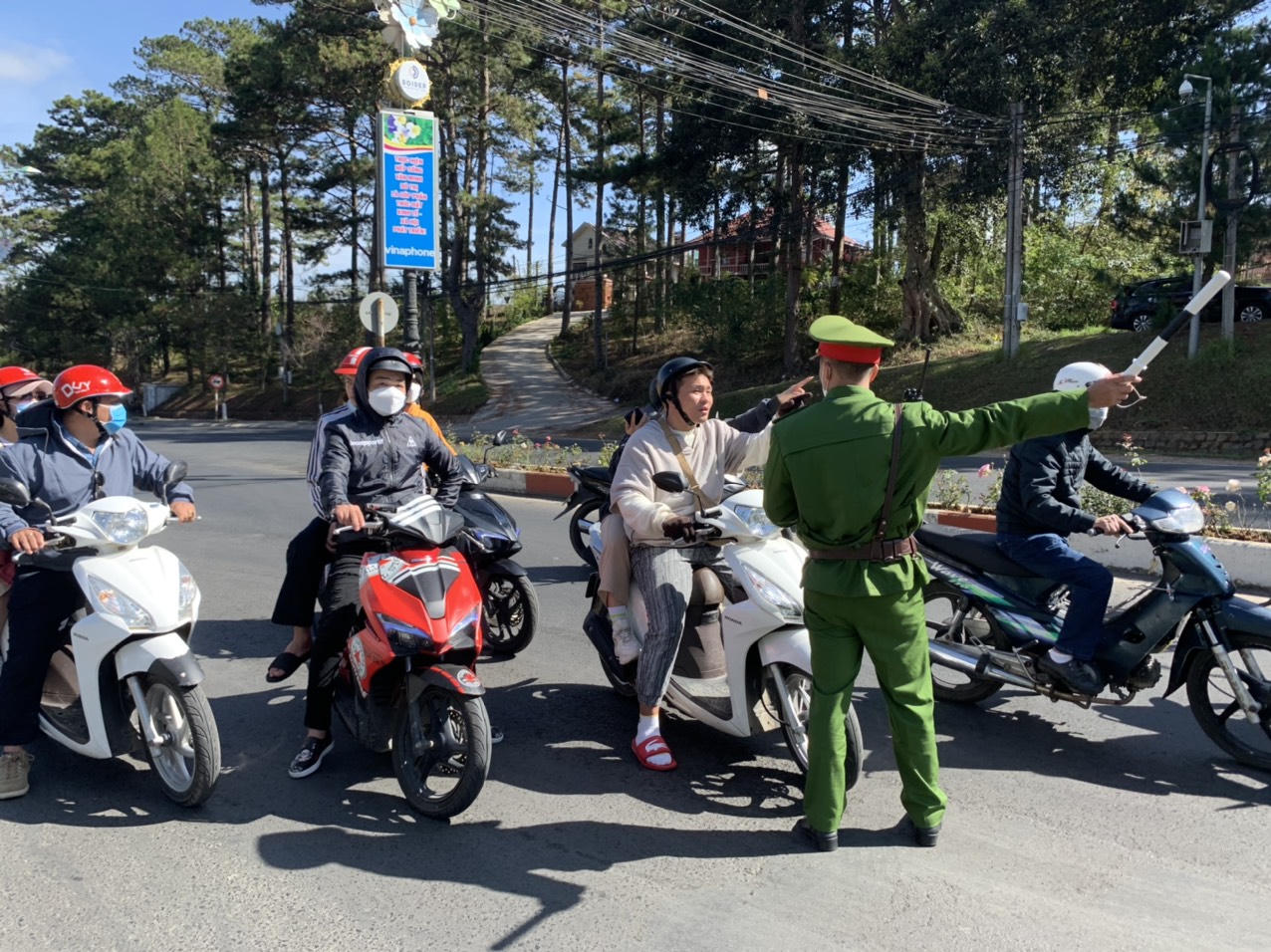 Người dân bỡ ngỡ ngày đầu đóng đèo Prenn