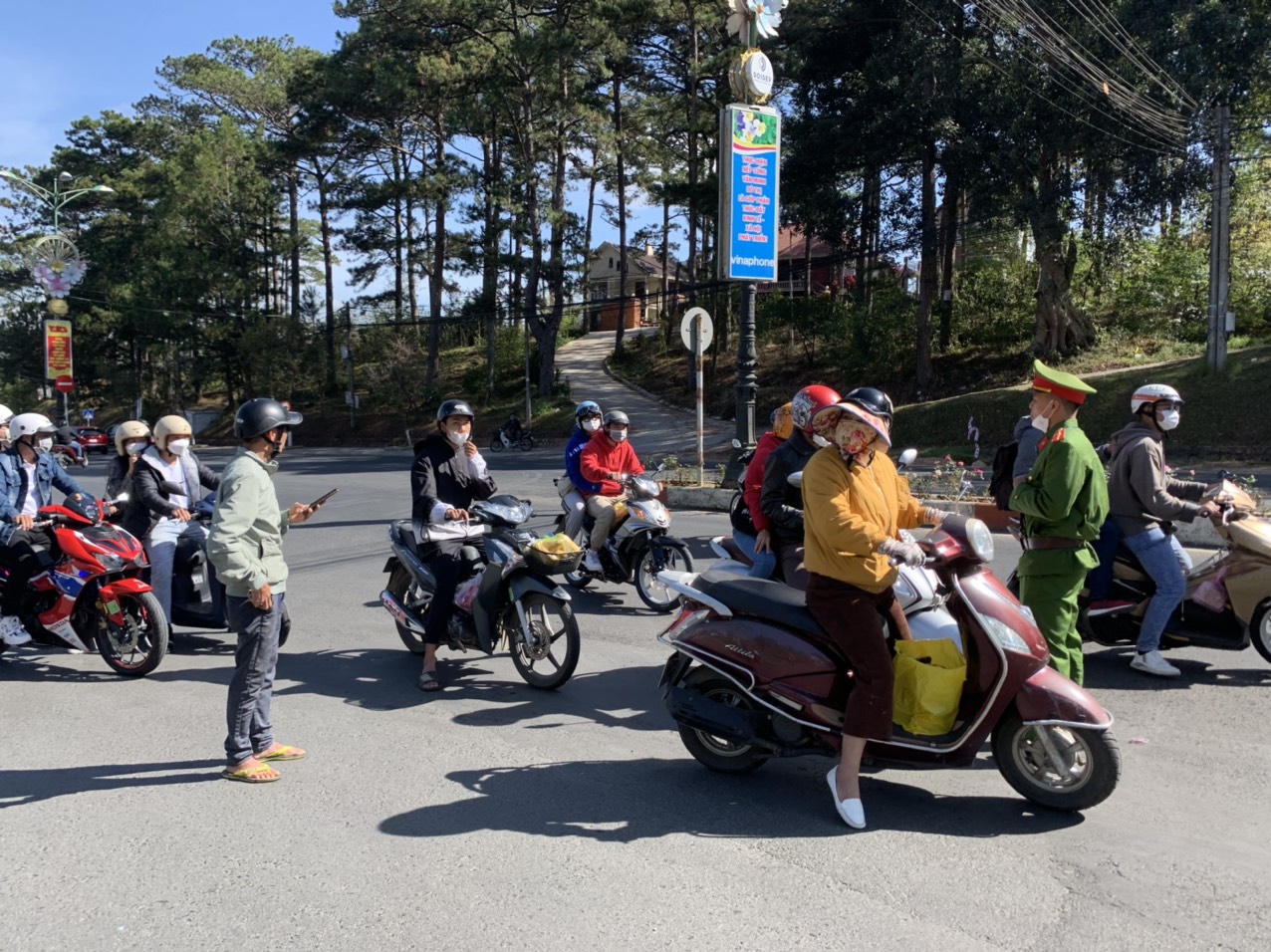 Người dân bỡ ngỡ ngày đầu đóng đèo Prenn