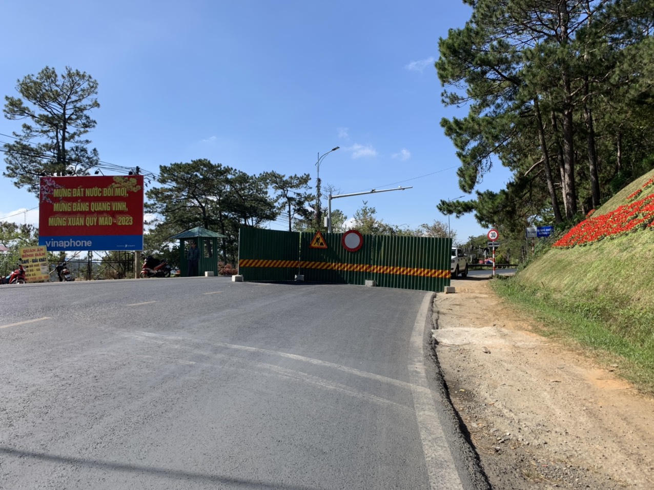 Người dân bỡ ngỡ ngày đầu đóng đèo Prenn