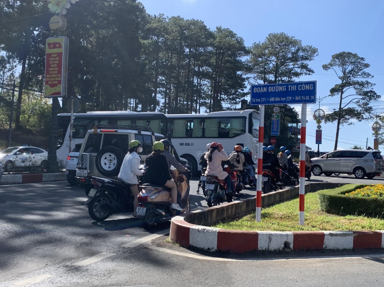 Người dân bỡ ngỡ ngày đầu đóng đèo Prenn