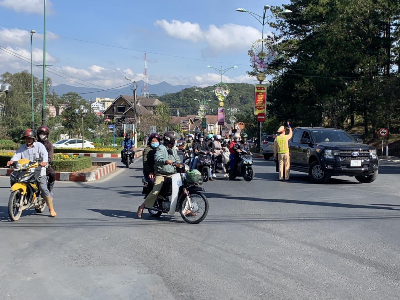 Người dân bỡ ngỡ ngày đầu đóng đèo Prenn