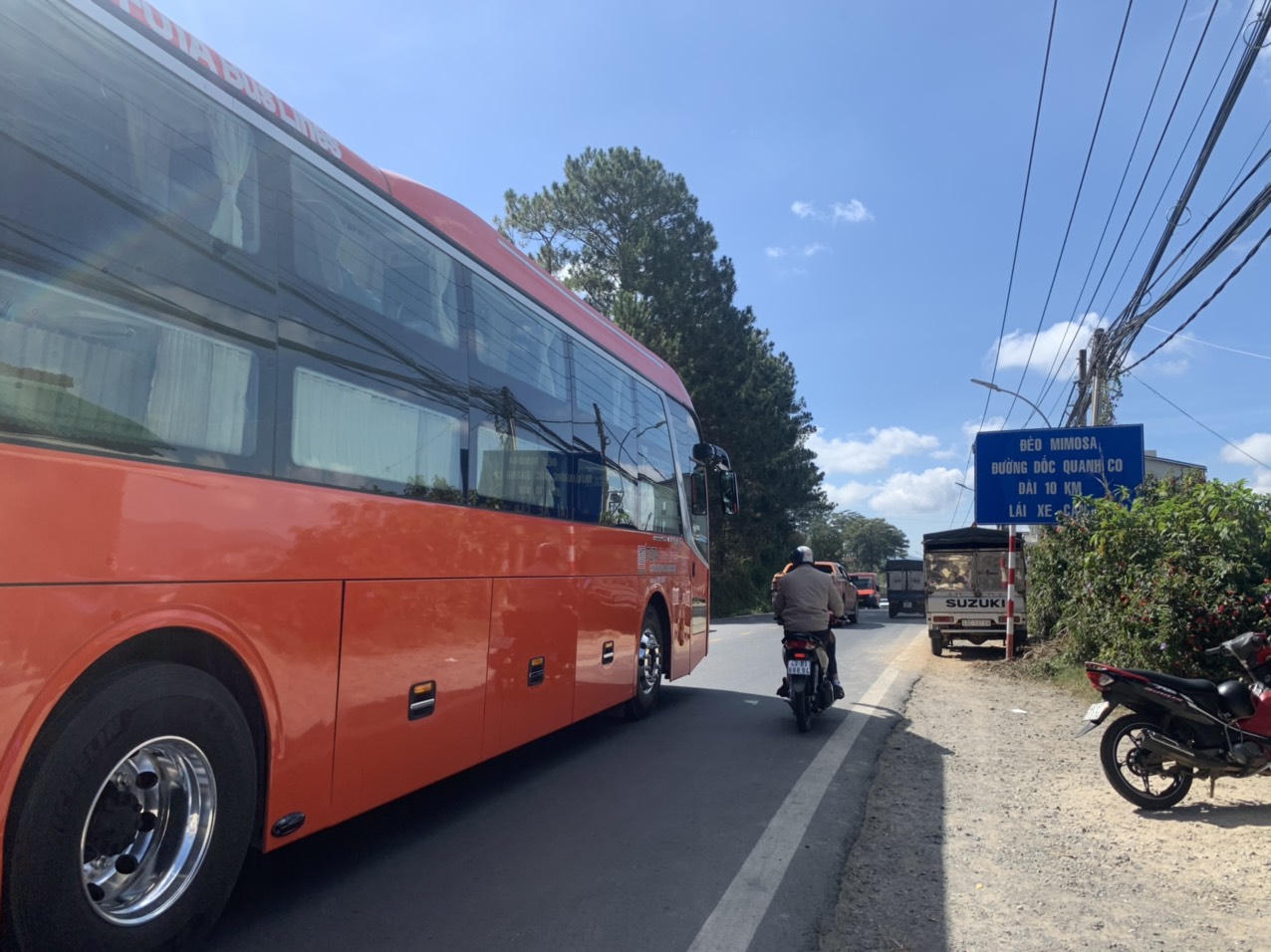 Người dân bỡ ngỡ ngày đầu đóng đèo Prenn