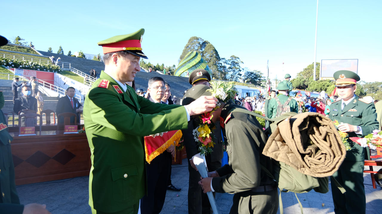 Thanh niên Lâm Đồng hăng hái lên đường nhập ngũ