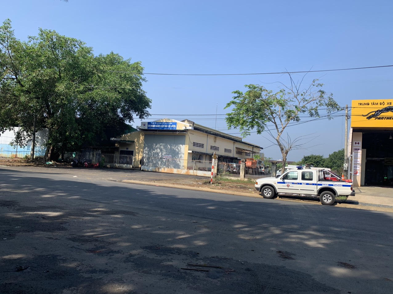 Công an khám xét 3 trung tâm đăng kiểm ở Lâm Đồng