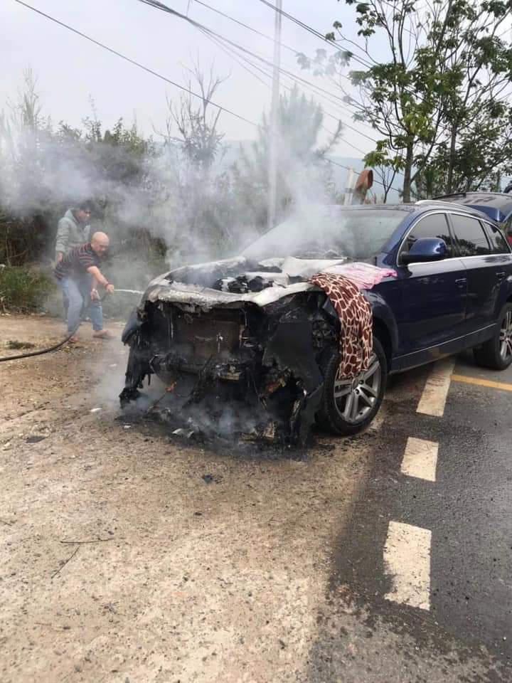 Xe Audi bốc cháy dữ dội trên đèo Mimosa