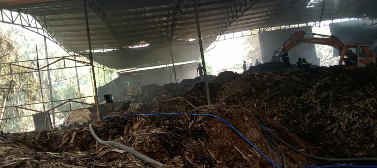 Cháy lớn tại xưởng sản xuất viên nén ở Lâm Đồng