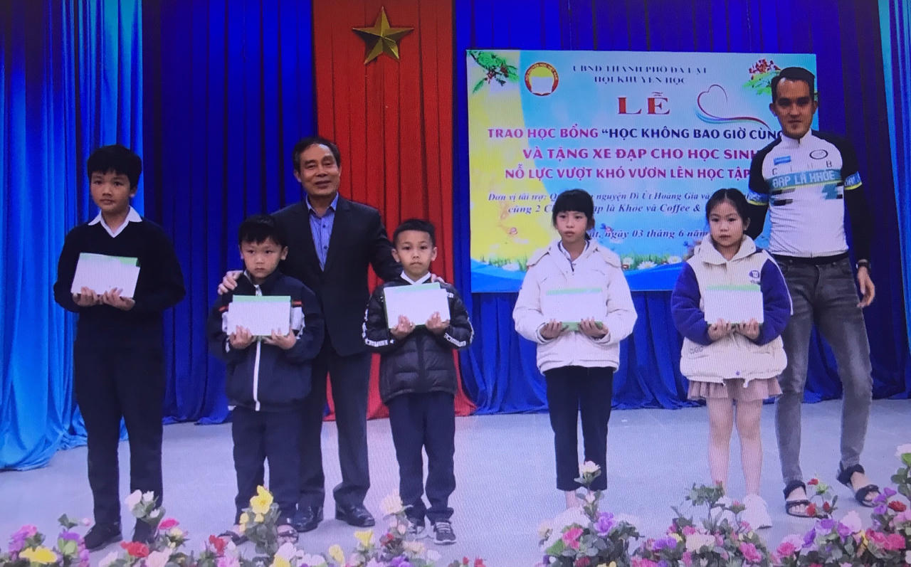 Trao học bổng và xe đạp cho 60 học sinh giỏi vượt khó ở Đà Lạt