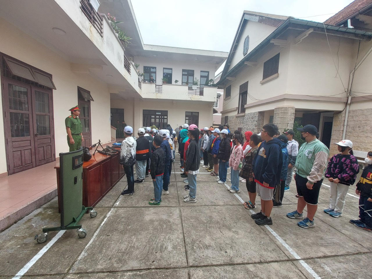 Gần 70 thanh thiếu niên hào hứng trải nghiệm làm chiến sĩ Cảnh sát cơ động