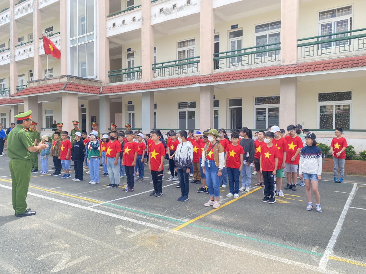 Gần 70 thanh thiếu niên hào hứng trải nghiệm làm chiến sĩ Cảnh sát cơ động