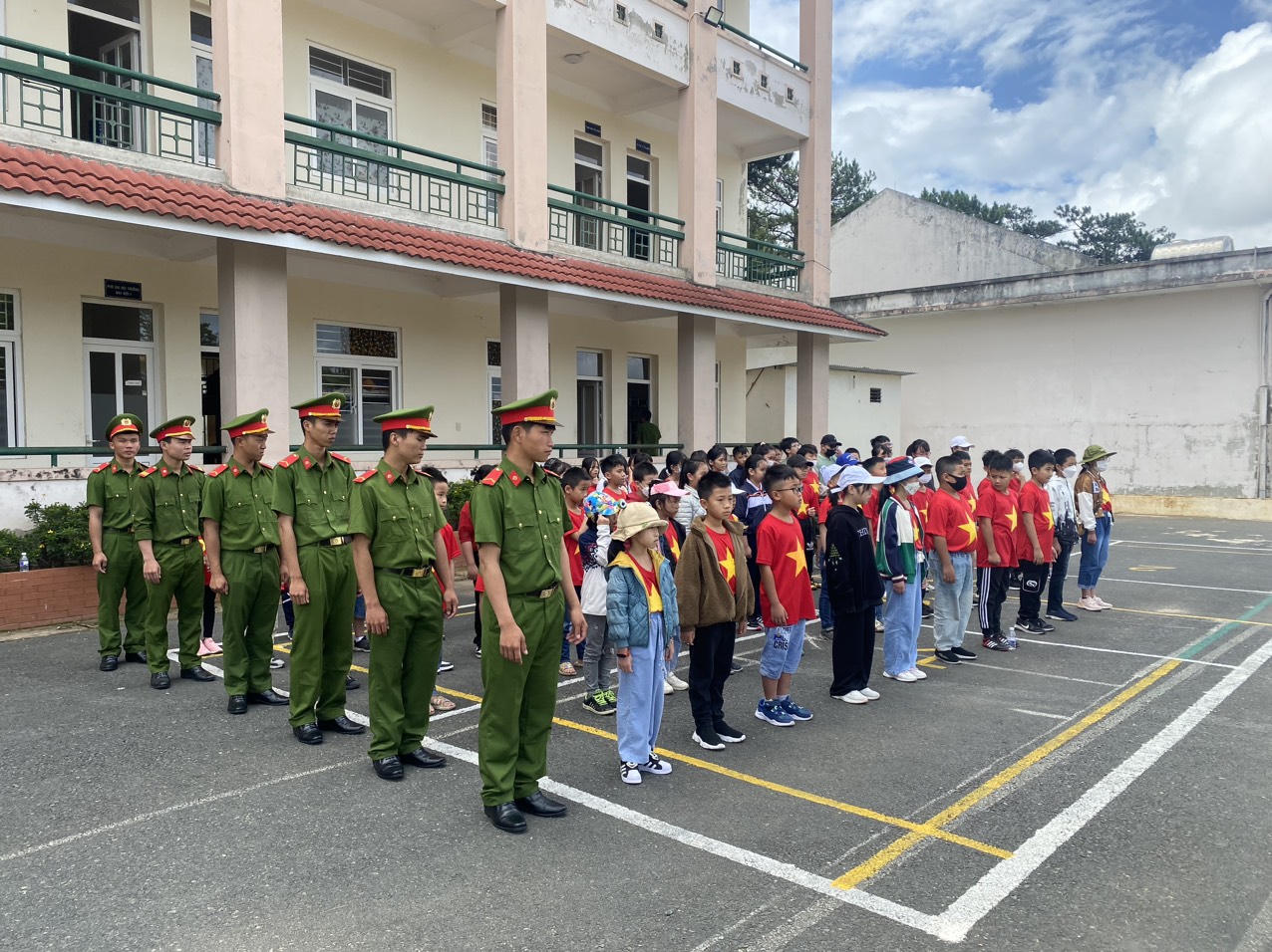 Gần 70 thanh thiếu niên hào hứng trải nghiệm làm chiến sĩ Cảnh sát cơ động