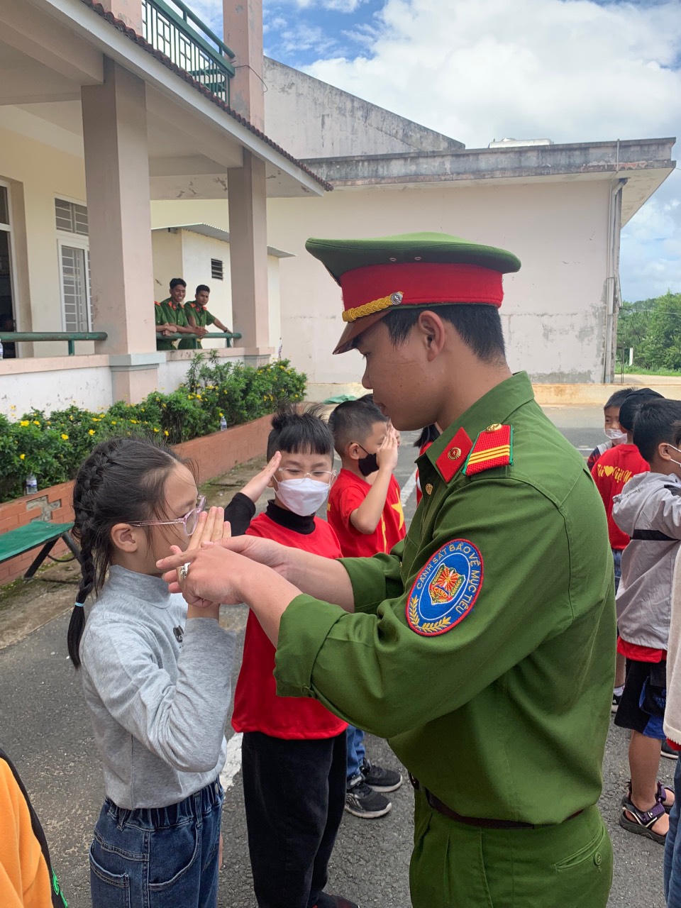Gần 70 thanh thiếu niên hào hứng trải nghiệm làm chiến sĩ Cảnh sát cơ động