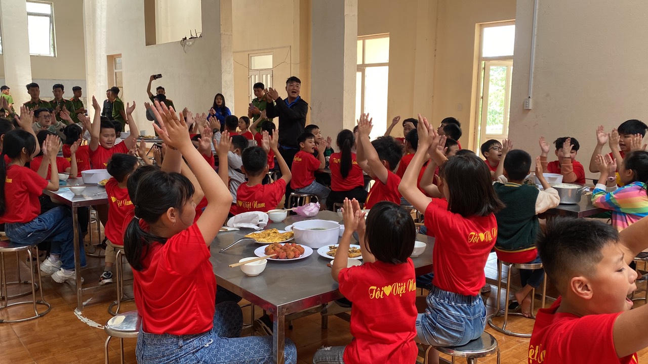 Gần 70 thanh thiếu niên hào hứng trải nghiệm làm chiến sĩ Cảnh sát cơ động