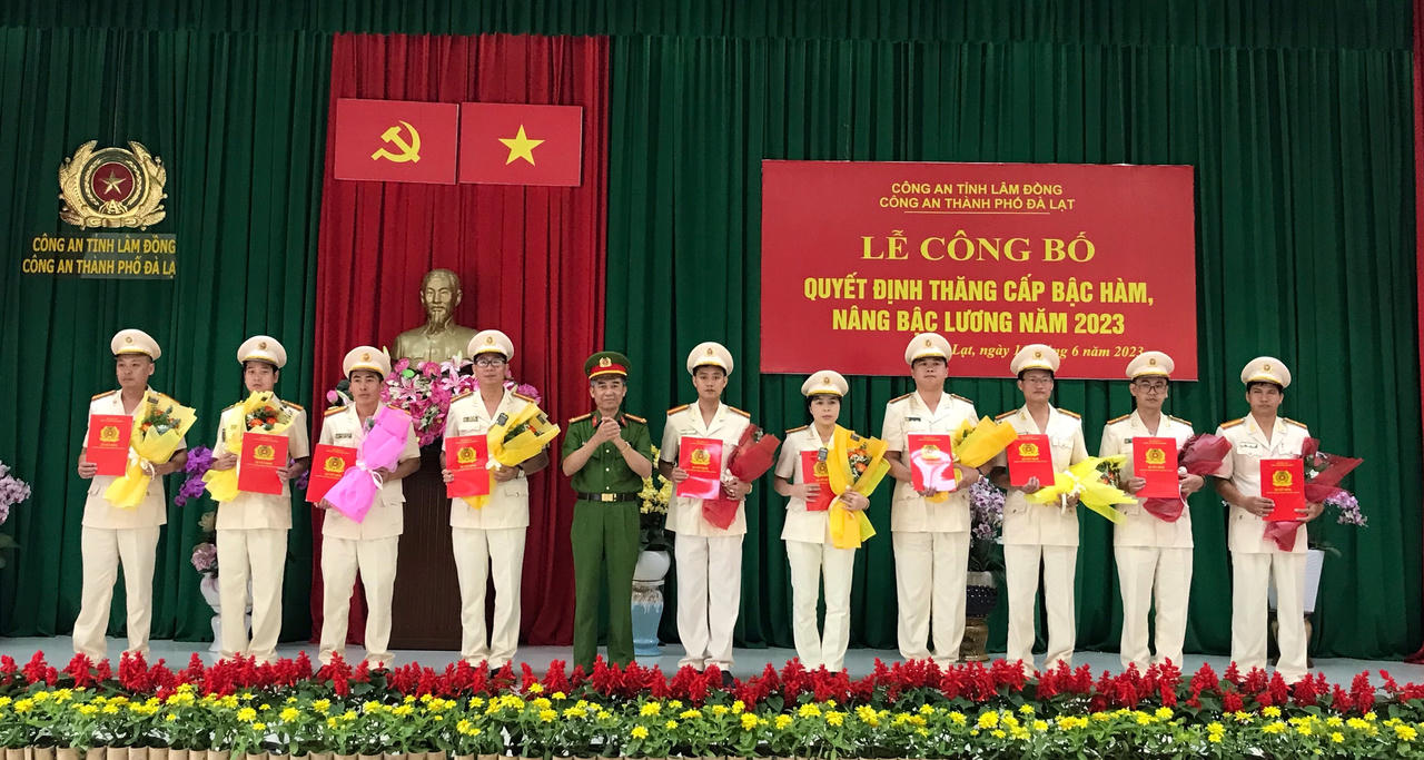 144 cán bộ, chiến sĩ công an Đà Lạt được thăng cấp bậc hàm, nâng bậc lương