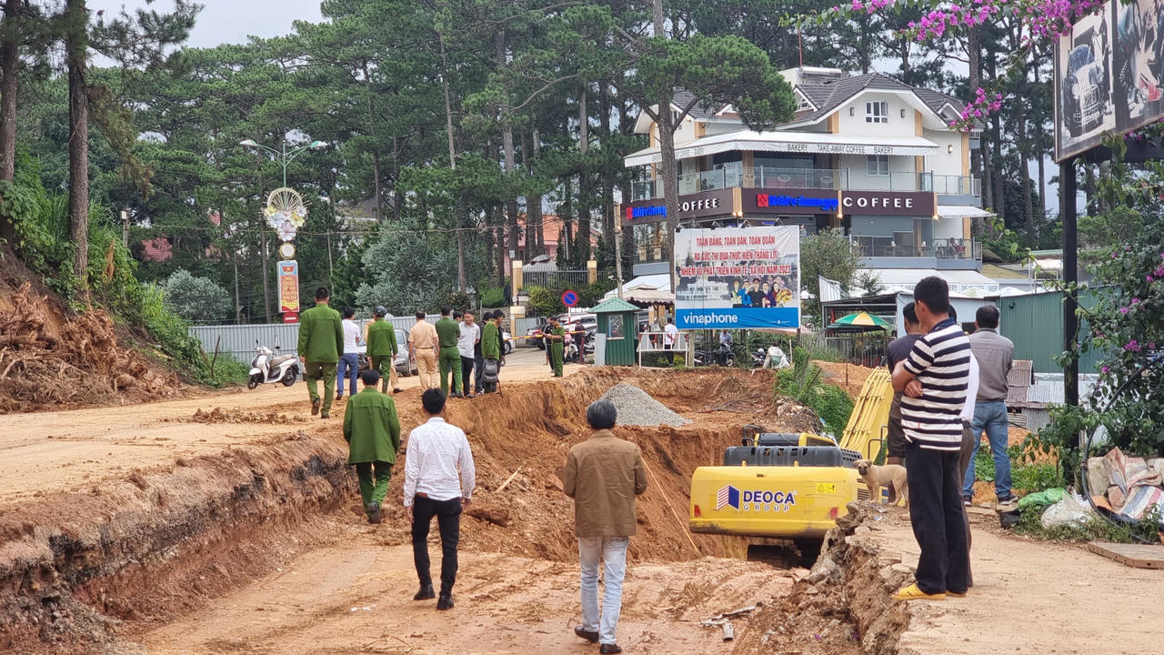 Sạt ta luy trong lúc thi công nâng cấp đèo Prenn, 1 công nhân tử vong