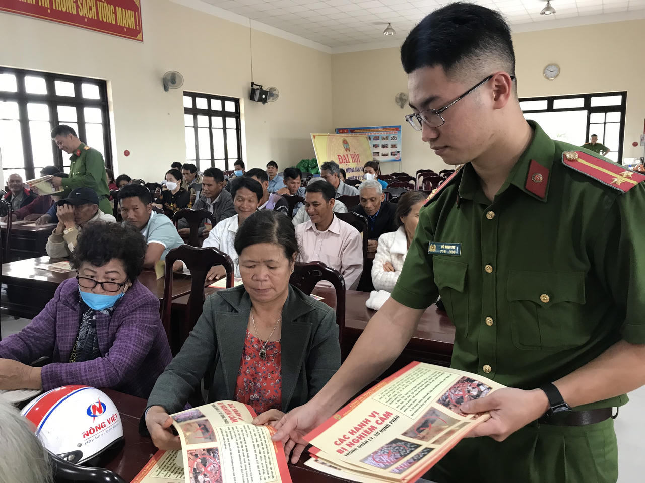 Công an Đà Lạt vận động người dân giao nộp vũ khí, vật liệu nổ