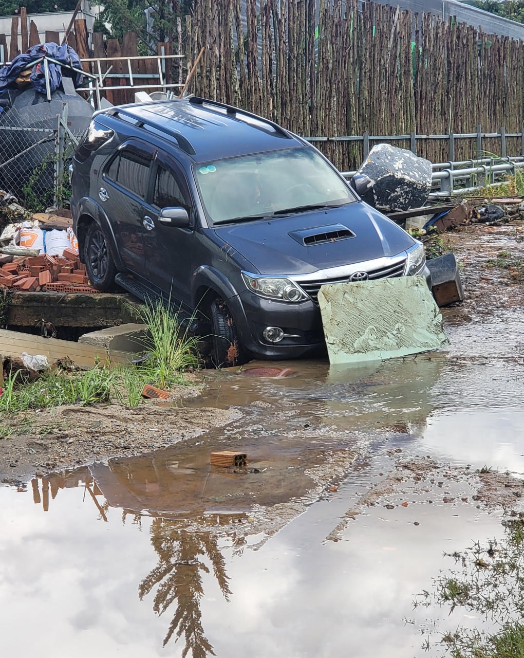Đà Lạt ngập đường, đổ nhiều cây sau mưa lớn