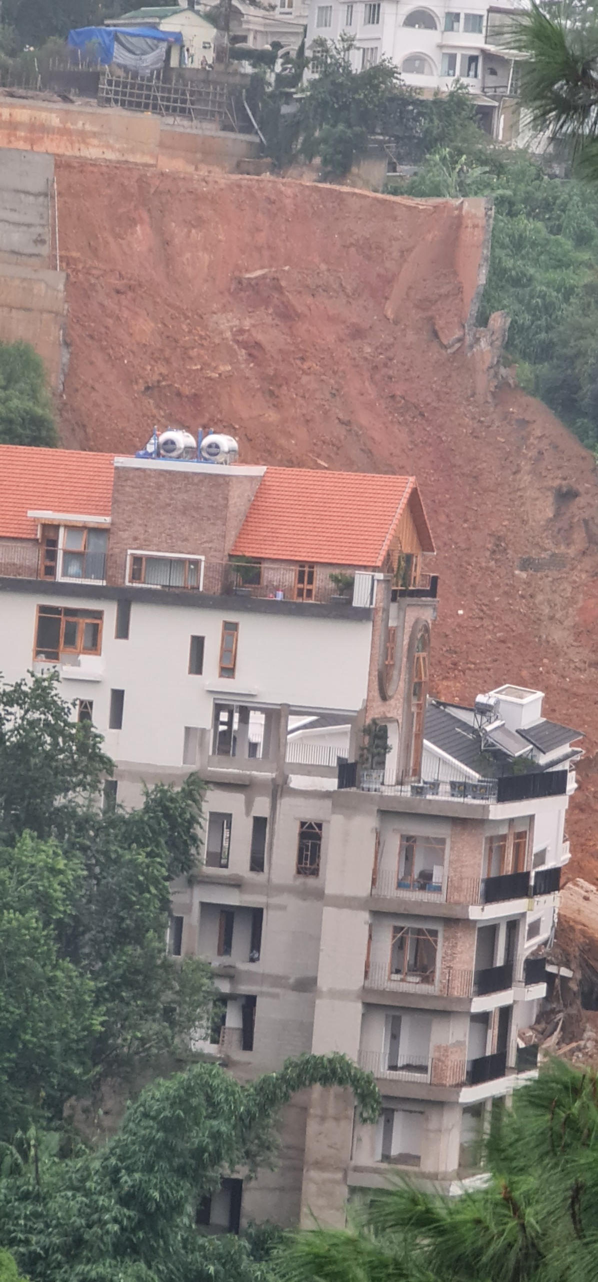 Hiện trường vụ sạt lở khiến 2 người bị vùi lấp