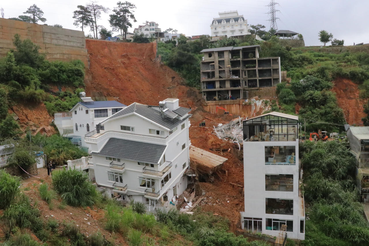 Hiện trường vụ sạt lở khiến 2 người bị vùi lấp