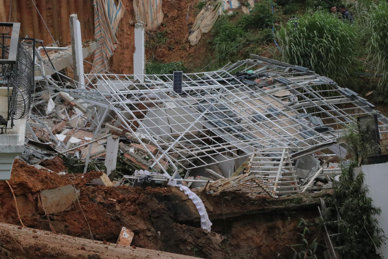 Hiện trường vụ sạt lở khiến 2 người bị vùi lấp