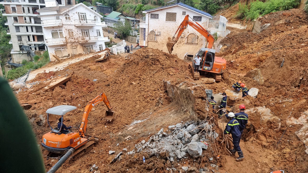 Hiện trường vụ sạt lở khiến 2 người bị vùi lấp