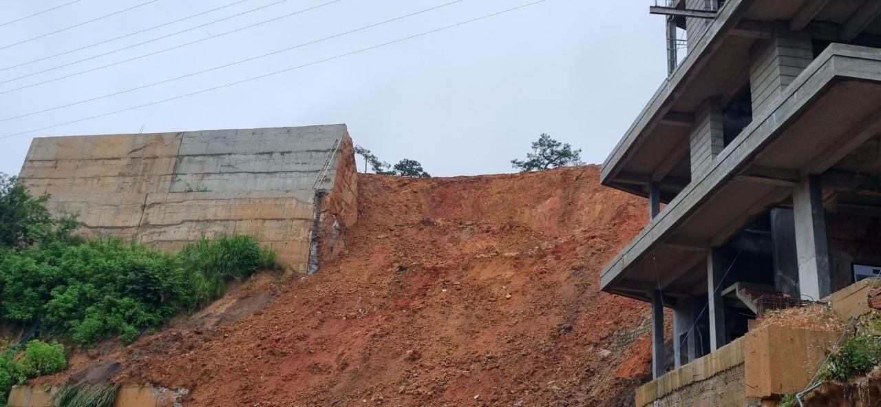 Sạt lở kinh hoàng ở Đà Lạt, đang tìm kiếm 2 nạn nhân mất tích