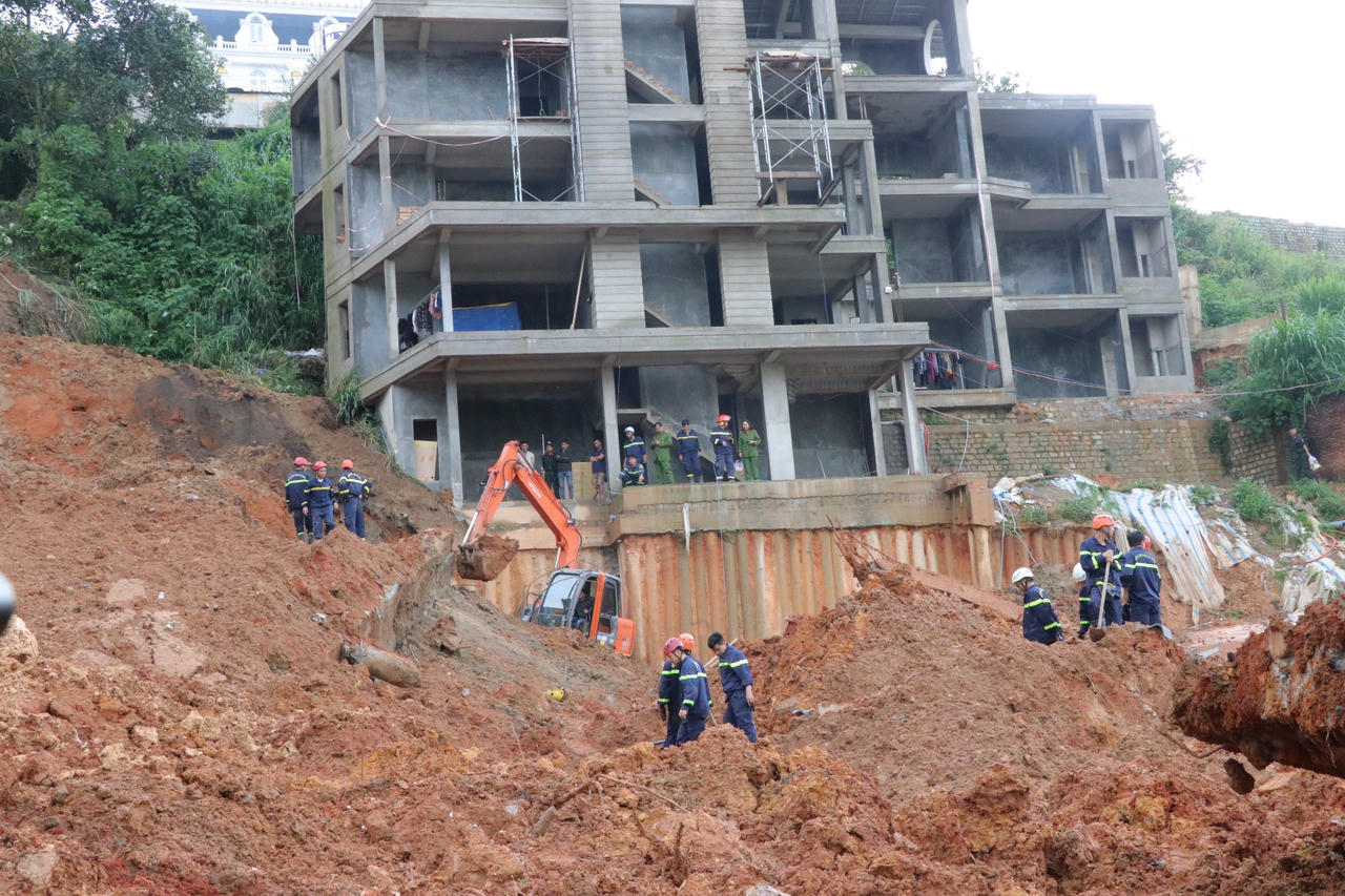 Sạt lở kinh hoàng ở Đà Lạt, đang tìm kiếm 2 nạn nhân mất tích