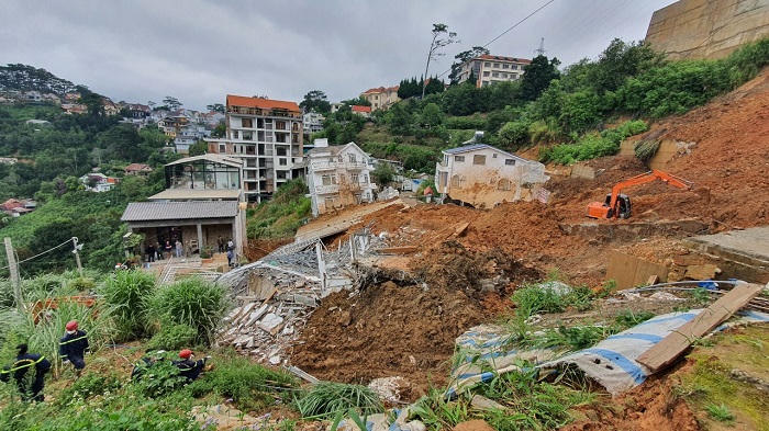 Hiện trường vụ sạt lở khiến 2 người bị vùi lấp