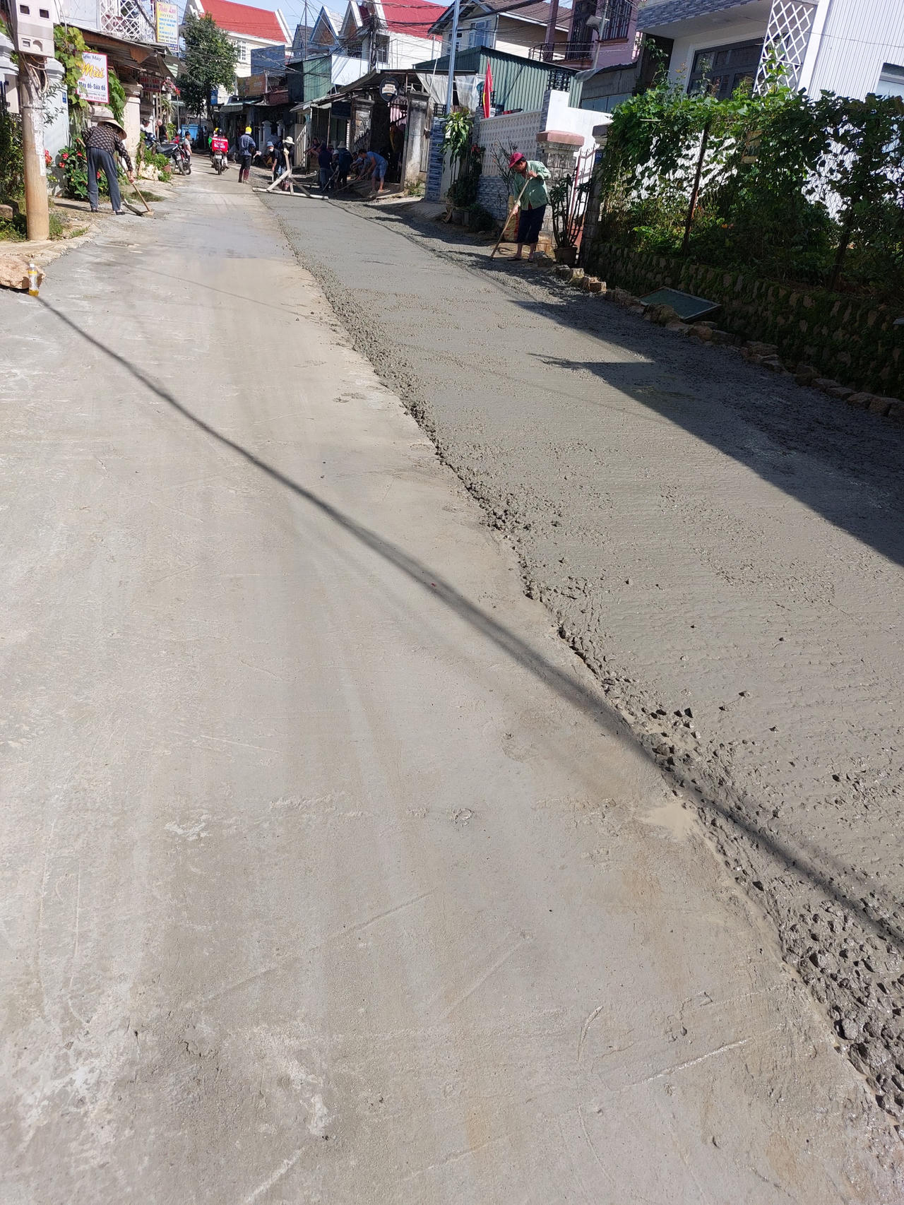 Biểu dương hộ dân tự nguyện đóng góp 300 triệu làm đường 