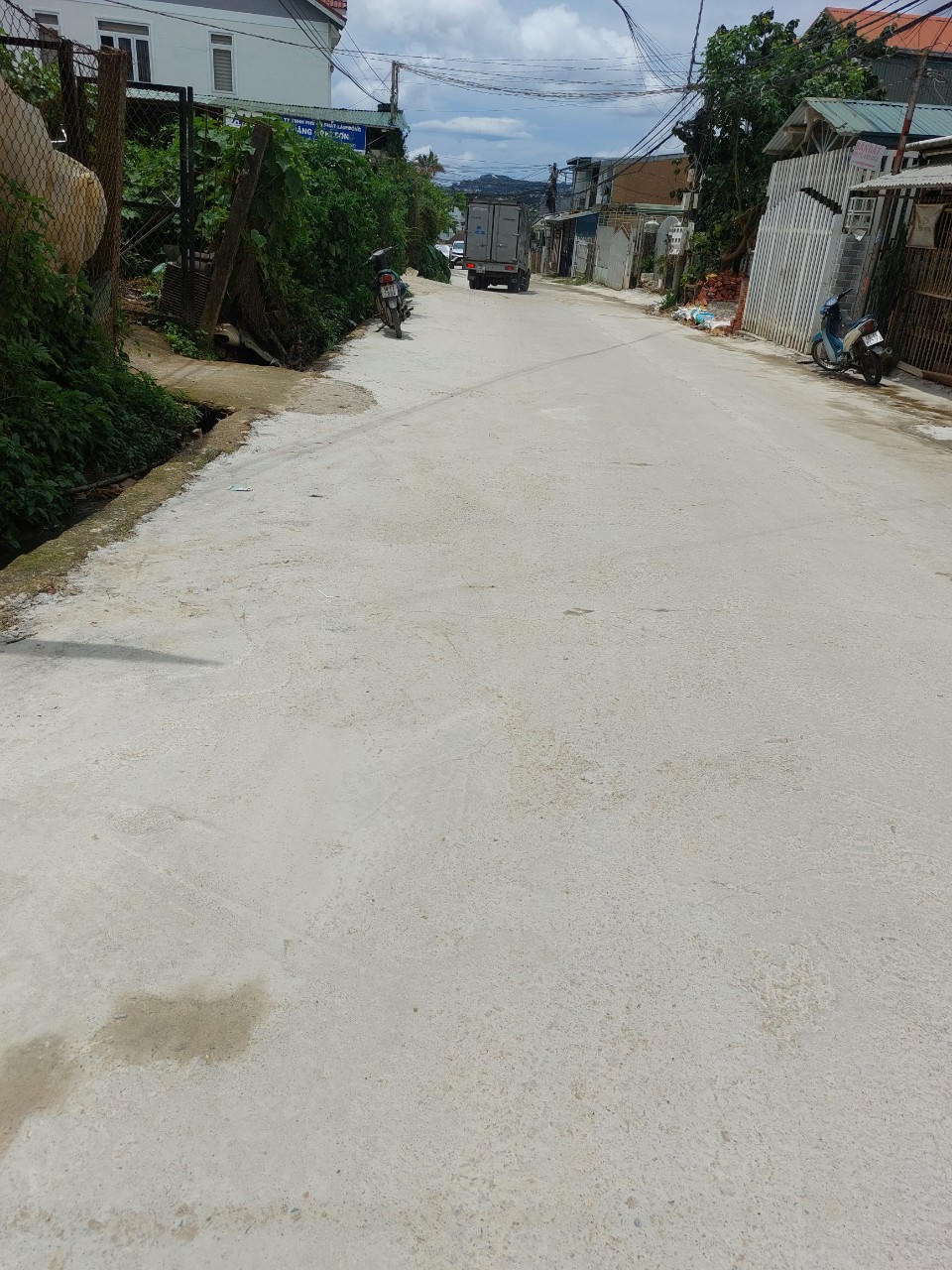 Biểu dương hộ dân tự nguyện đóng góp 300 triệu làm đường 