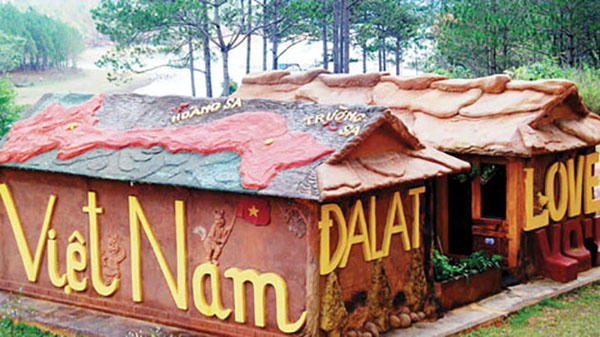 Độc lạ Hầm đất sét giữa rừng thông