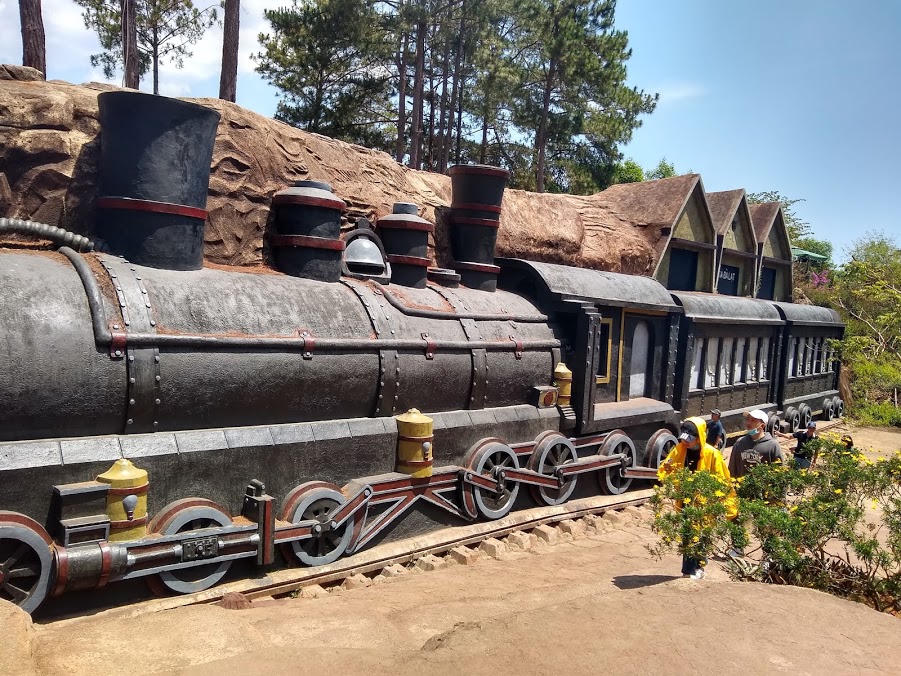 Độc lạ Hầm đất sét giữa rừng thông