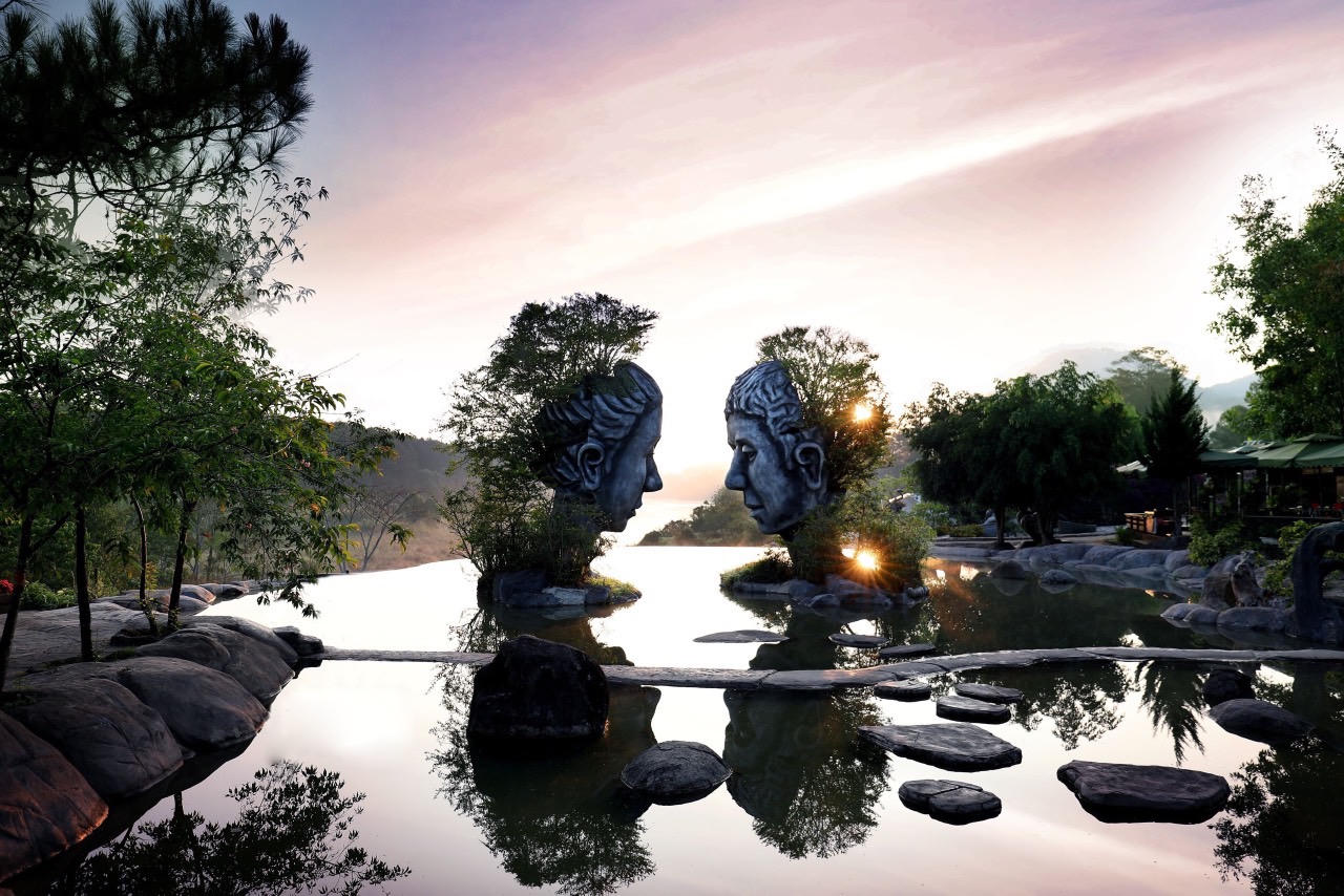 Độc lạ Hầm đất sét giữa rừng thông