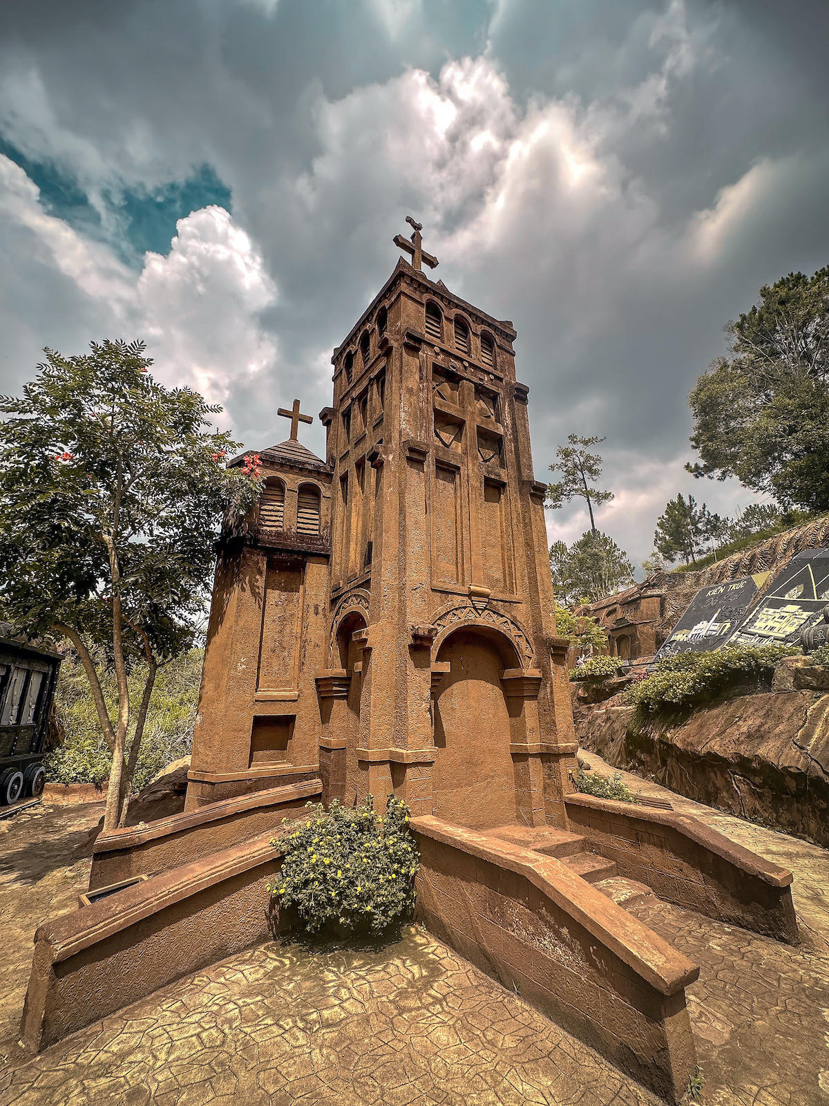 Độc lạ Hầm đất sét giữa rừng thông